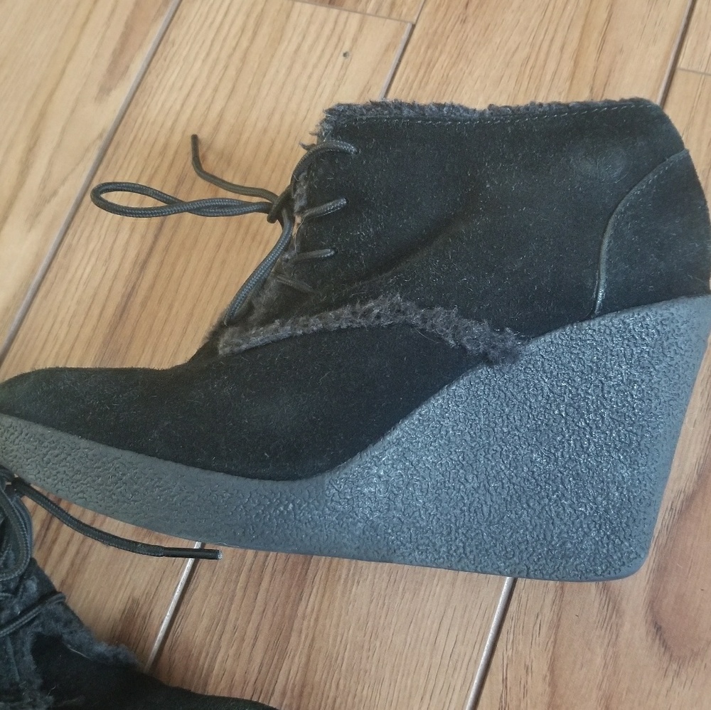 libby. edelma Faux Suede Fur Black Wedge 4" Size 8